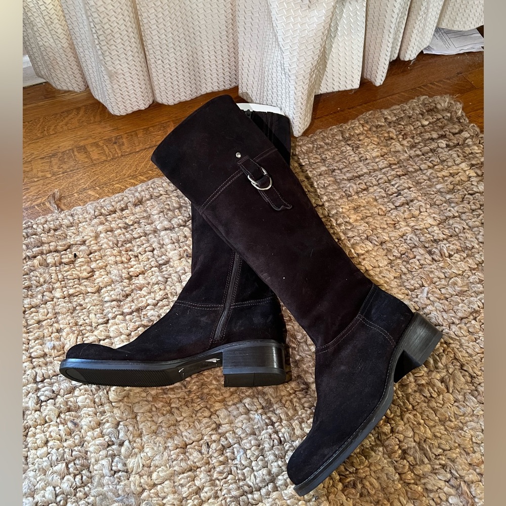 New Luca Ferri Brown Suede leather boots size 37
All messages are welcomed